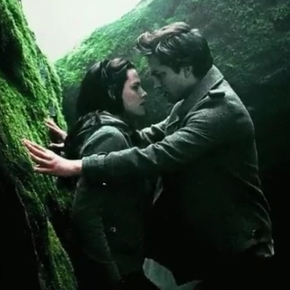 Pre-order: Edward Cullen and Bella Swan Sun Catcher